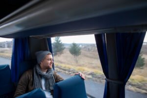 mężczyzna podróżujący do amsterdamu z cobra bus